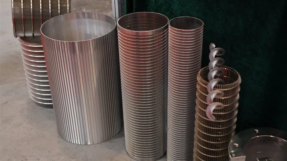 Композитний сітчастий фільтруючий елемент з перфорованою пластиною